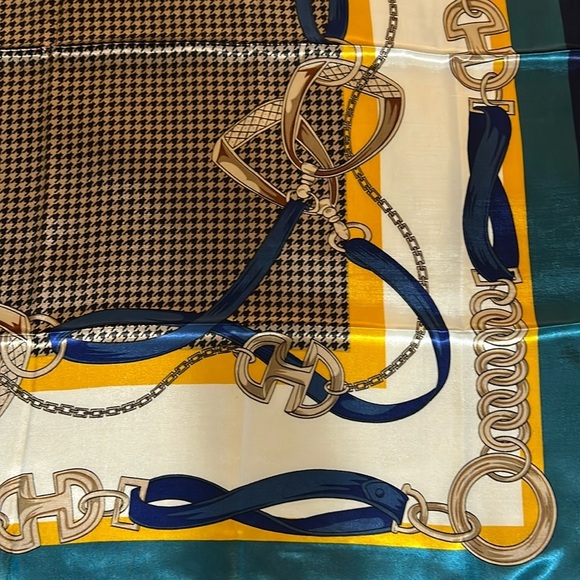 R-2230- Women's Scarf Orange Cream And Blue Colors NWT - Picture 4 of 7